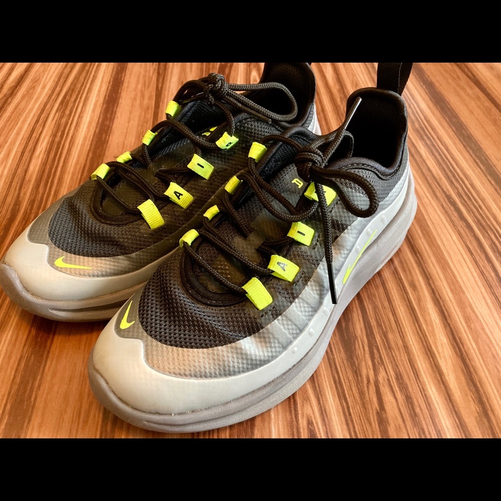 Nike Air Max Axis little boys sneakers